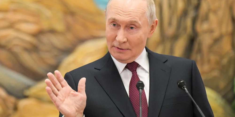 Krievijas diktators Vladimirs Putins brīdina, ka cīņas pārtrauksies tikai tad, kad Ukrainas spēki atkāpsies.