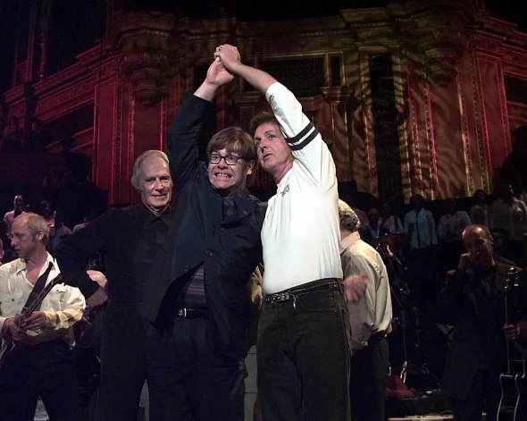 Eltons Džons un Pols Makartnijs labdarības koncertā 1997. gadā.