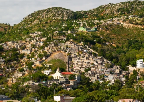 Divi vīrieši no Teksasas izstrādā šokējošu plānu, lai iebruktu Haiti.