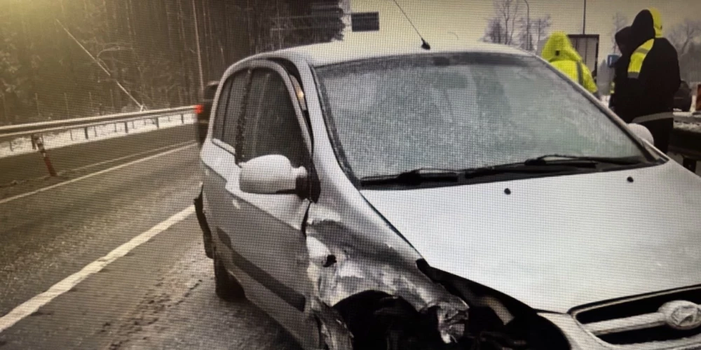 Рабочие из Узбекистана узнали, что такое настоящая зима на латвийской трассе.