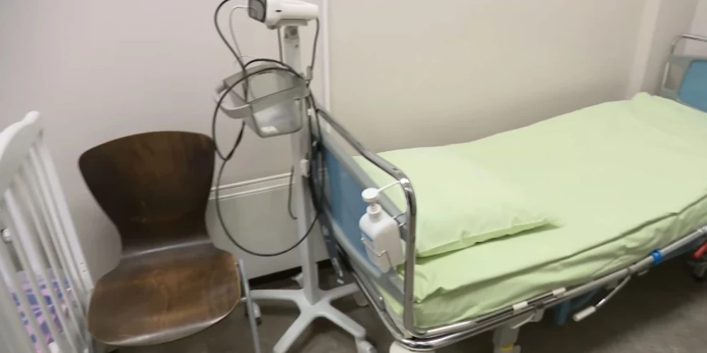 Молодая мама с осложнениями смогла остаться с малышом лишь временно, пока семья искала, кому его доверить.