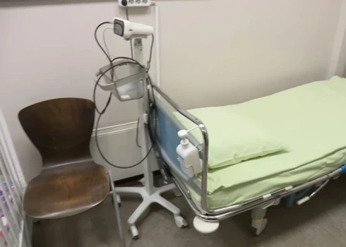 Молодая мама с осложнениями смогла остаться с малышом лишь временно, пока семья искала, кому его доверить.