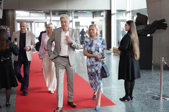 Pāris, ierodoties uz izrādi Dailes teātrī.