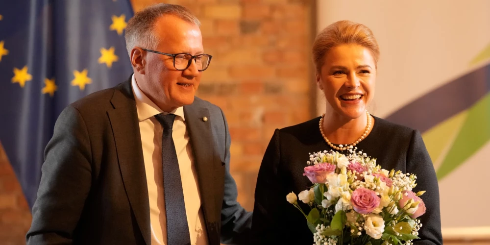 Ja privātajā sektorā tēriņi pārsniedz ieņēmumus, tad vispirms tiek domāts par jostas savilkšanu un izdevumu optimizēšanu, bet Latvija valstiskā līmenī tikai sniedz roku pēc arvien lielāka parāda. Lai izstrēbj iedzīvotāji un nākamā valdība... Diemžēl tāda pašlaik no malas šķiet premjeres Evikas Siliņas un finanšu ministra Arvila Ašeradena rīcība.