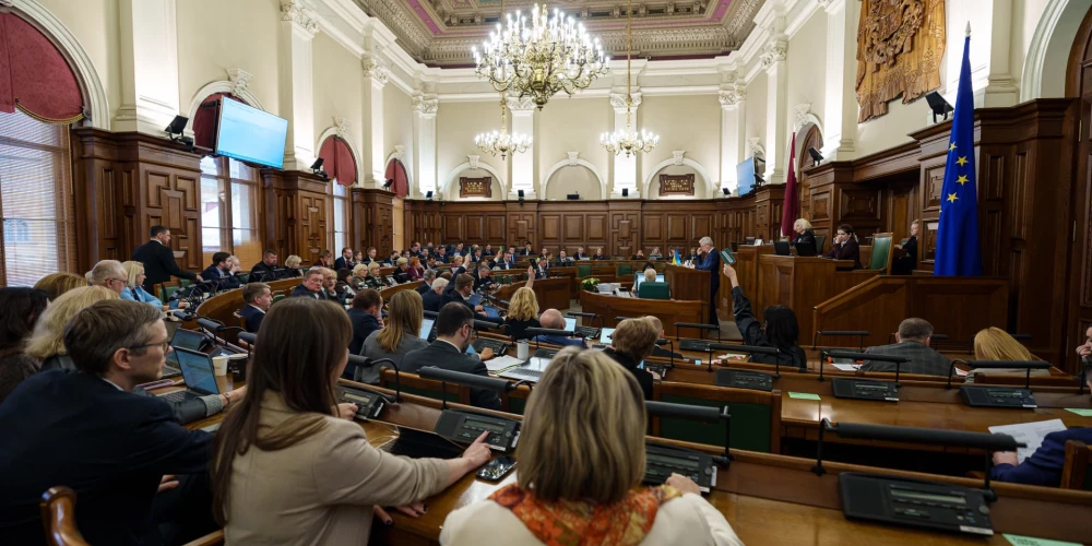 Parlamentā konceptuāli atbalsta sodu palielināšanu par necieņas izrādīšanu pret valsts valodu.