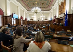 Valsts valodas aizsardzība kļūst stingrāka – Saeima palielina sodus par pārkāpumiem un necieņu