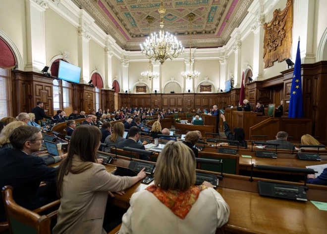 Valsts valodas aizsardzība kļūst stingrāka – Saeima palielina sodus par pārkāpumiem un necieņu