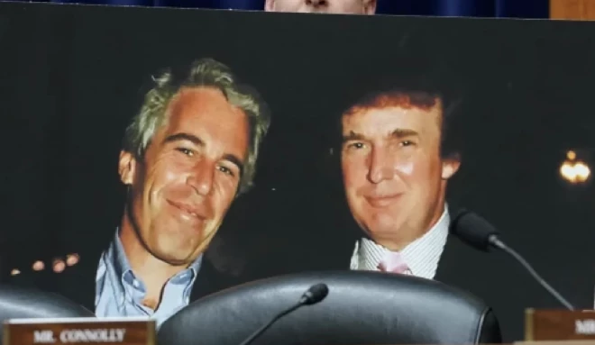 Tiek uzskatīts, ka Putinam ir kompromitējoši materiāli par tumšām lietām, ko deviņdesmitajos pastrādājis Donalds Tramps, iespējams, reibuma stāvoklī.