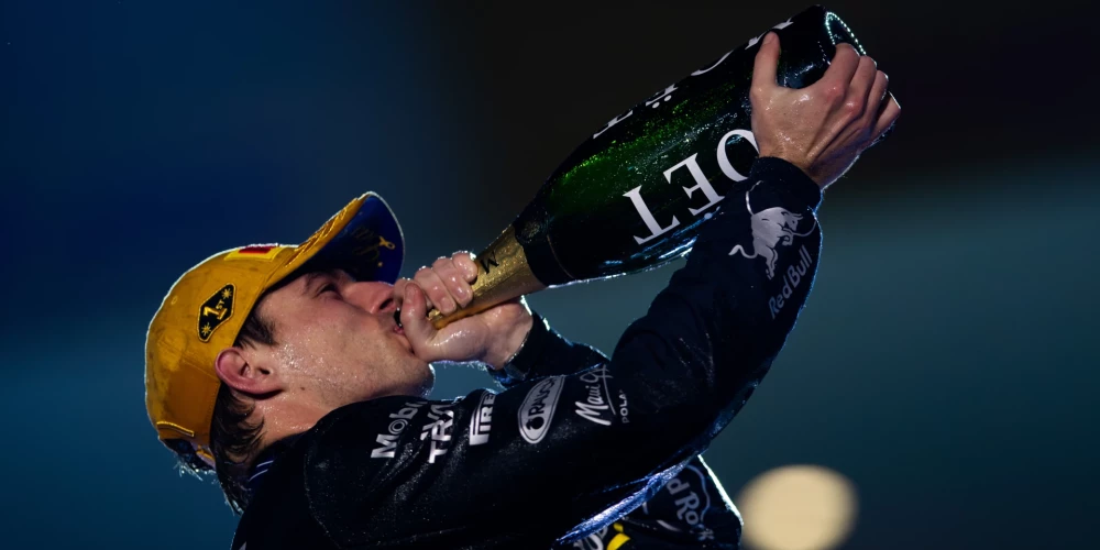 Makss Verstapens malko uzvarētāja šampanieti.