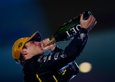 Makss Verstapens malko uzvarētāja šampanieti.