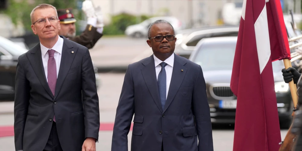 Valsts prezidents Edgars Rinkēvičs un Gvinejas-Bisavas prezidents Umaro Sisoko Embalo pie Rīgas pils.