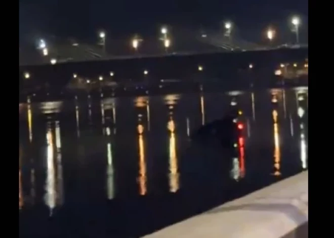 Исчезла в черной воде: в Риге отчаянно ищут легковушку, утонувшую в Даугаве