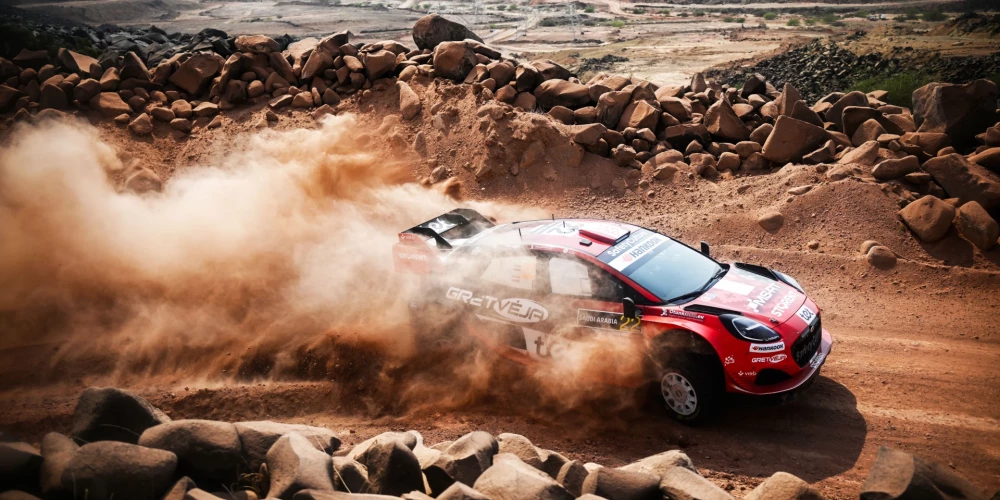 Mārtiņa Seska un Renāra Franča ekipāža trauca pa Saūda Arābijas ceļiem.