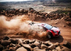 Sesks sabojā divus riepu diskus, bet uzlēc uz otro vietu Saūda Arābijas rallija kopvērtējumā