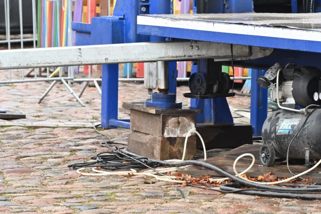 Liepājniekus samulsinājis koka klucīšu “paliktnis”, uz kura balstās pilsētas centrā uzstādītais teju 30 metrus augstais panorāmas rata viens no pamatiem.