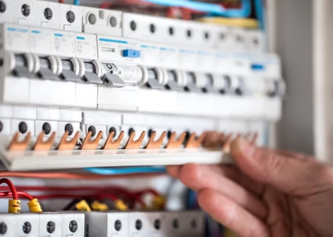 Elektroenerģijas pārvades vidējais tarifs janvārī samazināsies par 10%, tomēr mājsaimniecībām izmaksas nemainīsies