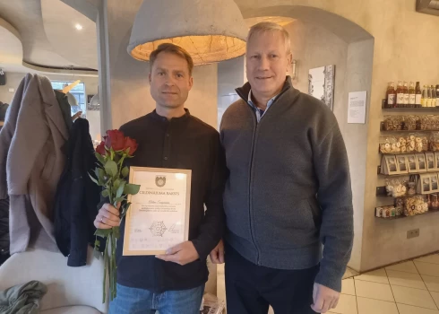 Uzņēmējs Artis Šuspāns un Tukuma novada domes priekšsēdētājs Gundars Važa. FOTO: Tukuma novada dome.