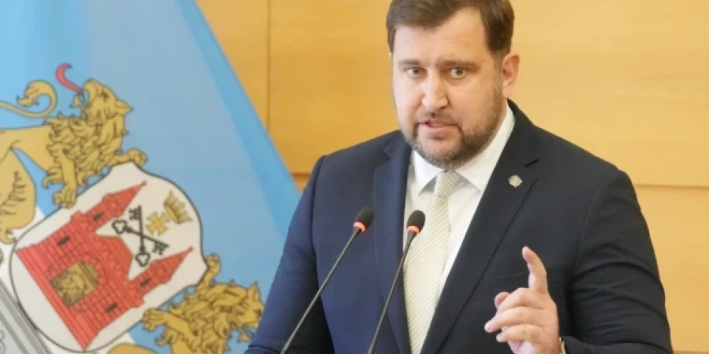 Prokuratūra uzskata, ka Rūdolfs Brēmanis laika posmā no 2013. līdz 2016. gadam ļaunprātīgi izkrāpa un piesavinājās Latvijai piederošus finanšu līdzekļus vairāk nekā 102 721 eiro apmērā.