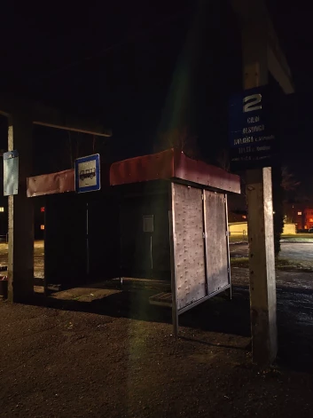 Tumšajos un drēgnajos vakarā autobusa gaidīšana Aizputē izvēršas par baisu piedzīvojumu.