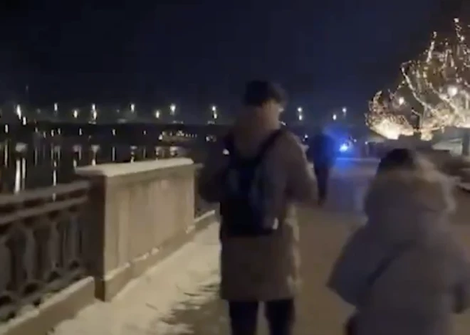 Daugavā iebraukušajā automašīnā atradās sieviete