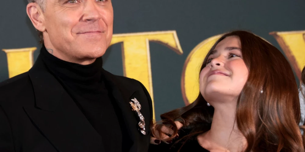 Robijs Viljamss uz sarkanā paklāja parāda savu vecāko meitu Tediju.