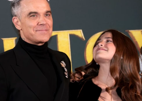 Robijs Viljamss uz sarkanā paklāja parāda savu vecāko meitu Tediju.