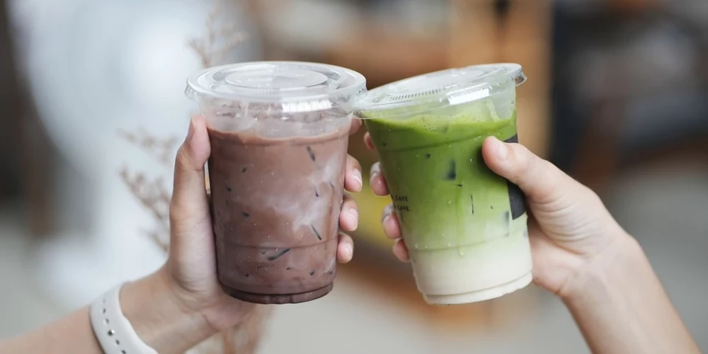 22 gadus vecā sieviete teatrāli saka: "Es vienkārši gribu atslābt un skatīties savus seriāliņus, dzert maču un iet uz savām muļķīgajām Pilates nodarbībām." 