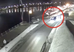 VIDEO: šokējošs video atklāj, kā auto Rīgas centrā novērsās no ceļa un iebrauca Daugavā