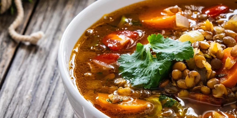 Lēcu un dārzeņu sautējums