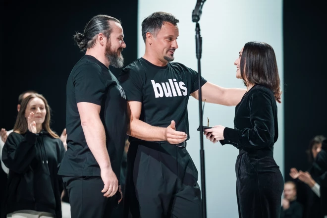 Janai balvu pasniedza Andris Bulis un Gints Grāvelis.