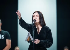"Spēlmaņu nakts" balvas ieguvēja Jana Ļisova par uzdrīkstēšanos, zaudējumiem un ceļu līdz skatuvei: "Mēģinu sev ļaut izjust šo prieku"