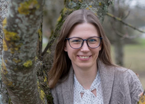 Latvijas Valsts mežzinātnes institūta “Silava” vadošā pētniece Zane Lībiete pēta mežsaimniecības ietekmi uz ūdens kvalitāti un vielu apriti, kā arī dažādus faktorus, kas šos procesus ietekmē.