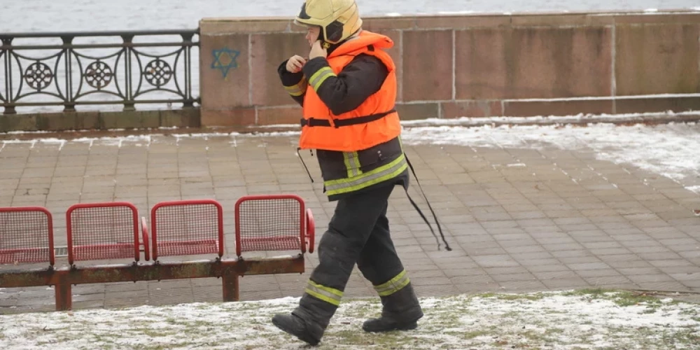 Operatīvie dienesti meklē Daugavā pazudušo sievieti.