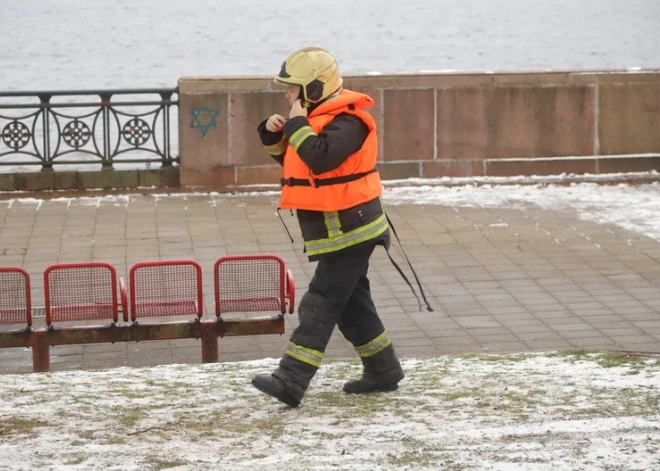 Operatīvie dienesti meklē Daugavā pazudušo sievieti.