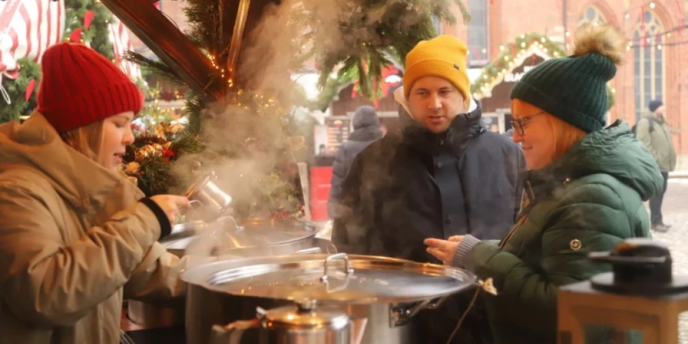 Vecrīgā rosību sāk tradicionālais Ziemassvētku tirdziņš.