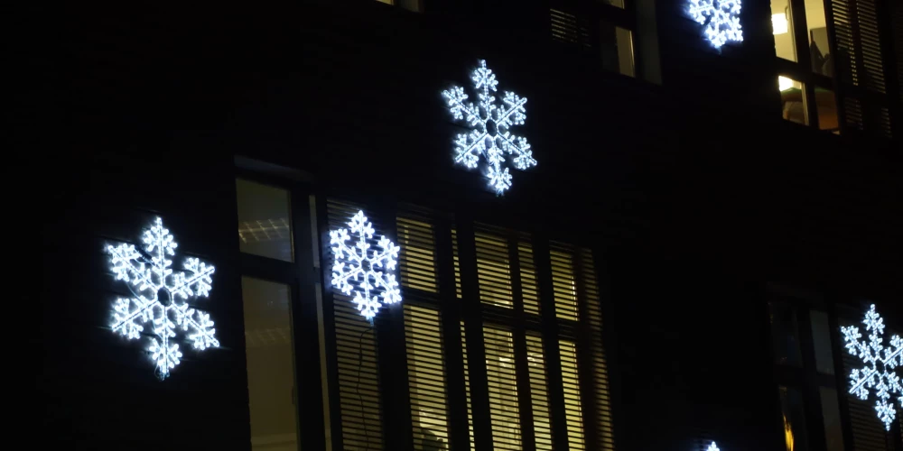 Sniegpārslas uz mājas sienas.