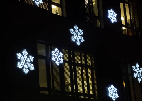 Sniegpārslas uz mājas sienas.