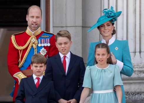 Princis Viljams ar sievu princesi Ketrīnu un bērniem – princi Džordžu, princesi Šarloti un princi Luisu šā gada jūnijā.