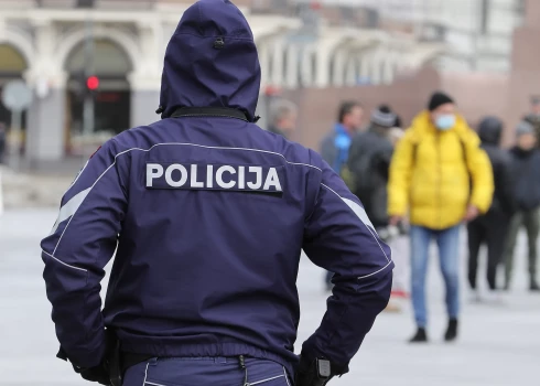 Rosina apsūdzēt policistu par vardarbību pret kļūdaini aizdomās turētu velozagli.