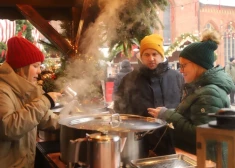 ФОТО, ВИДЕО: запах глинтвейна и сосисок! В Старой Риге стартовала традиционная Рождественская ярмарка