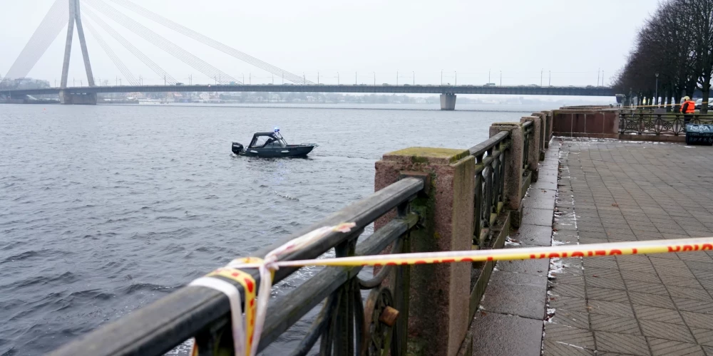 Valsts ugunsdzēsības un glābšanas dienests strādā notikuma vietā starp Akmens un Vanšu tiltu, kur 27. novembrī vieglā automašīna iebrauca Daugavā un nogrima.