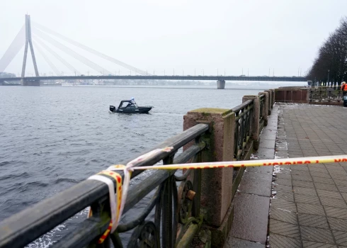 Valsts ugunsdzēsības un glābšanas dienests strādā notikuma vietā starp Akmens un Vanšu tiltu, kur 27. novembrī vieglā automašīna iebrauca Daugavā un nogrima.