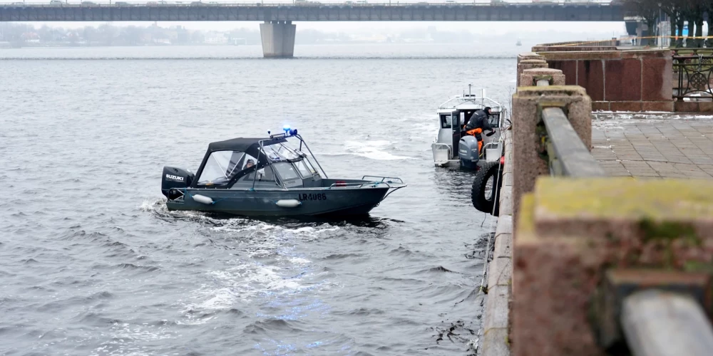 28 ноября спасатели продолжают поиски автомобиля, который вчера вечером затонул в Даугаве в Риге.