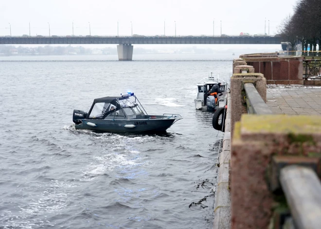28 ноября спасатели продолжают поиски автомобиля, который вчера вечером затонул в Даугаве в Риге.