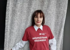 "Cilvēks blakus ir svarīgāks par dāvanu kalniem." Par brīvprātīgo darbu bērnu namos, stereotipiem un došanas prieku 