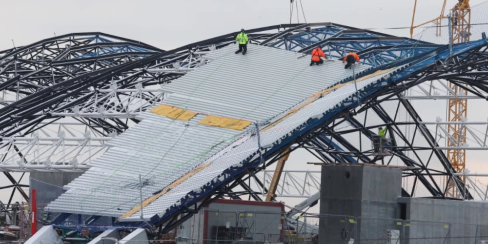 Jaunajā Rīgas Centrālās stacijas ēkā sākti jumta uzklāšanas darbi. 