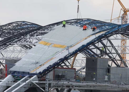 Jaunajā Rīgas Centrālās stacijas ēkā sākti jumta uzklāšanas darbi. 