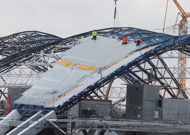 Jaunajā Rīgas Centrālās stacijas ēkā sākti jumta uzklāšanas darbi