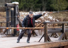 VIDEO; FOTO: Līgatnes pusē dzīvo vīrs, bez kura daudzi vietējie tik viegli uz darbu netiktu – viņš pārvalda vienīgo “maksas ceļu” Latvijā