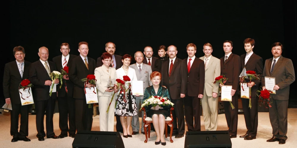 Vaira Vīķe pasniedz pirmo balvu.